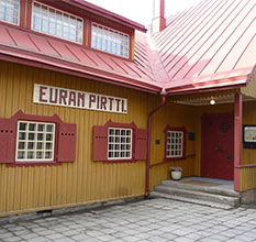 Ungdomsföreningshuset Euran pirtti är ett helhetskonstverk från jugendperioden. Bild: Kirsti Virkki.