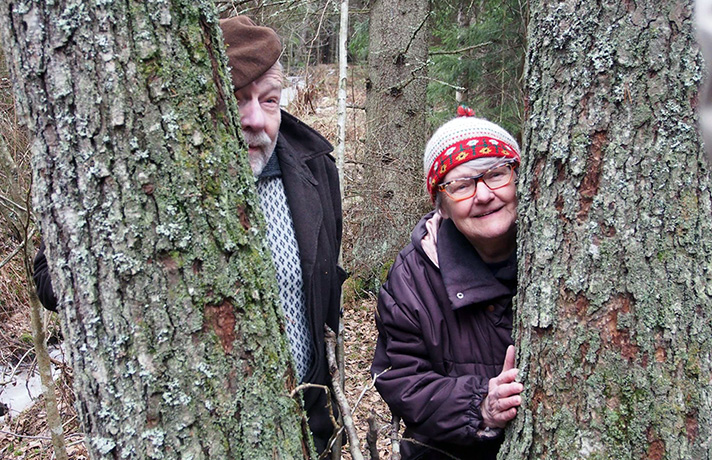 Sergei Käki ja Eeva Kalenoja rauhoittuvat hehtaarin ikääntyvää metsää Porin Makholmassa
