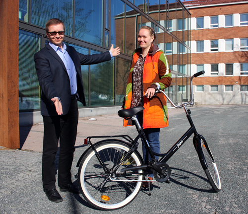 Kuvassa ympäristövastuualueen johtaja Jari Mutanen luovuttaa Jopon arvonnan voittaja Taru Liimataiselle.