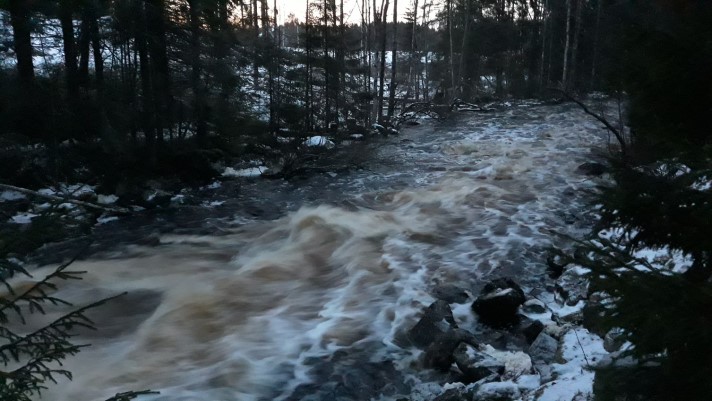 Vesi virtaa Leppäskoskessa.