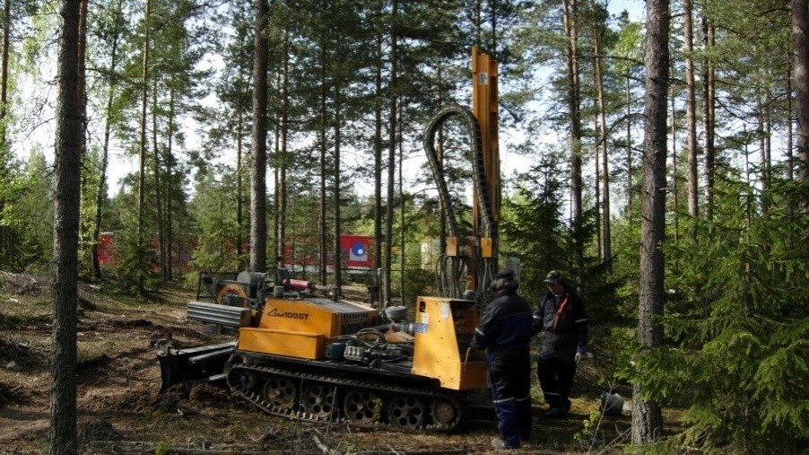 Kuvituskuva: Maaperäkairausta metsässä.