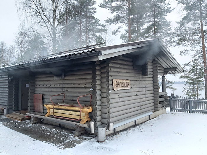 Hirsisauna talvisessa maisemassa. 