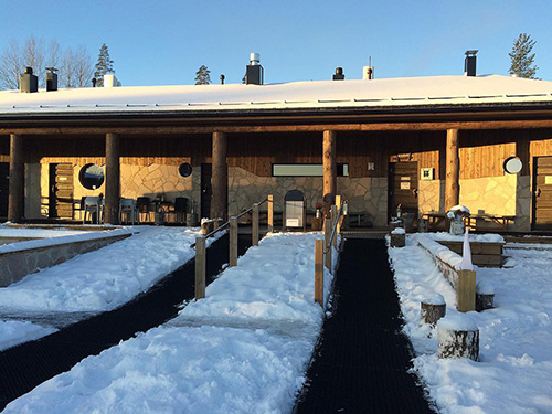 Tykkimäen sauna kuvattuna järveltä päin.