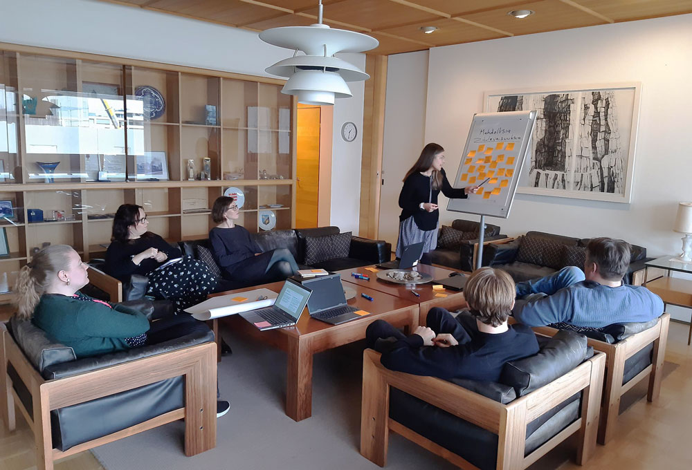 Tulevaisuusseminaarin yhteydessä työskenneltiin sekä lähi- että etätyöpajoissa. Kuvassa tulevaisuustyötä postit-lappujen avulla Valtion virastotalolla Turussa. Kuvaaja: Mia Puotunen.