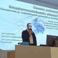 Jari Lyytimäki luennoimassa lavalla.