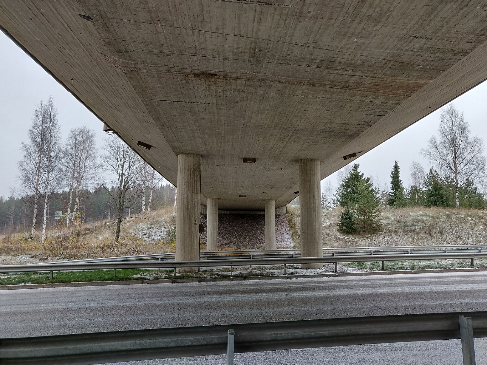 Harabackan pohjoinen ramppisilta altapäin kuvattuna.