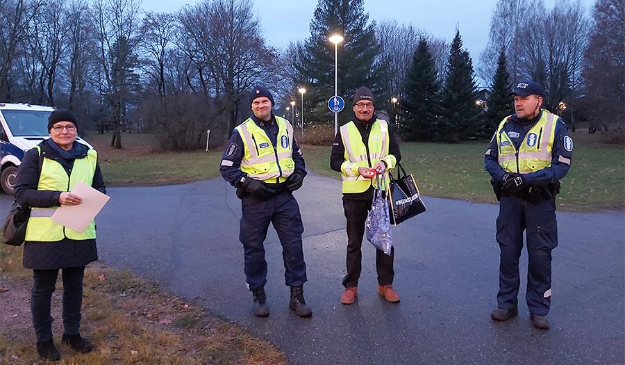 ELY-keskuksen, Liikenneturvan ja Kaakkois-Suomen polisilaitoksen edustajia seisomassa kevyen liikenteen väylällä valmiina neuvomaan pyöräilijöitä. 