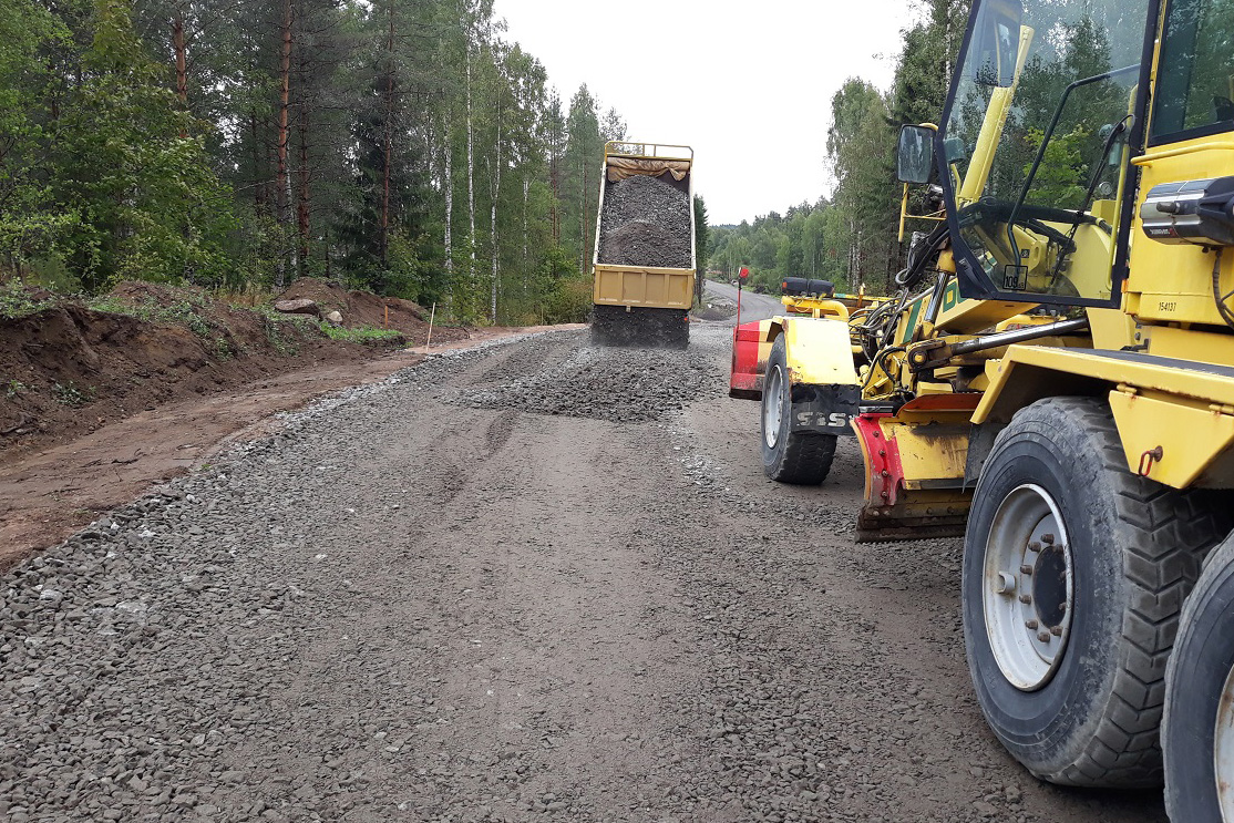 Koneet työssä eli tietä päällystetään.