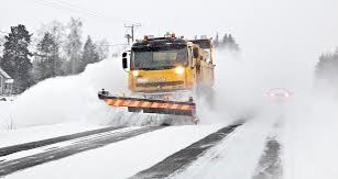 Aura-auto työntää pois lunta tieltä. 