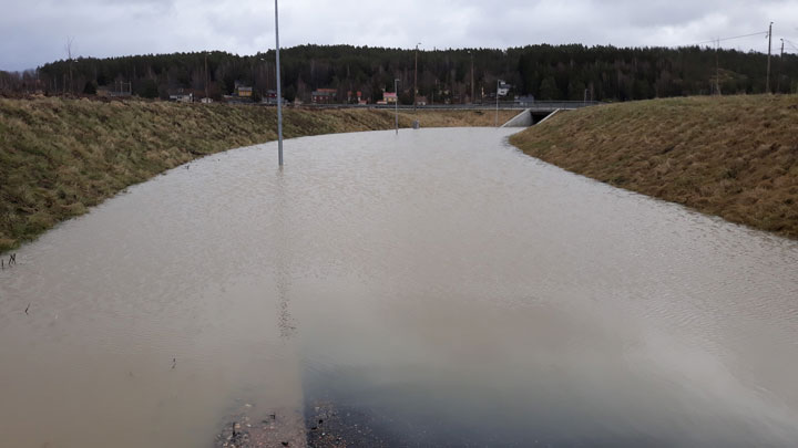 Vesi tulvii pyörätiellä ja alikulkutunnelissa