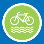 Rannikkoreitin logo, valkoinen pyörä ja aaltokuvia valkoisen ympyrän sisällä, tausta on vaaleanvihreä.