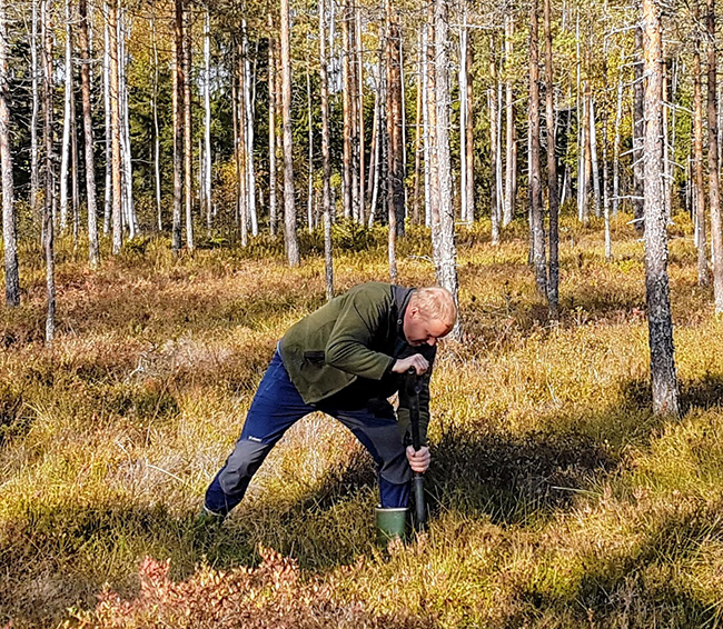 Jyri Pääkkönen metsässä töissä.
