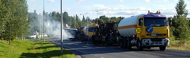 Tien päällystys käynnissä.