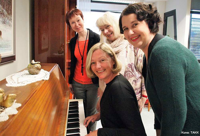 Niina Lahti, Elina Konsala, Armi Hyvönen ja Kati Aimonen pianon ääressä Viola-kodissa.