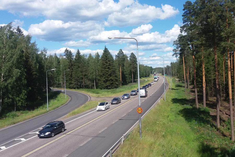 Kuvituskuva valtatien 6 liikenteestä.