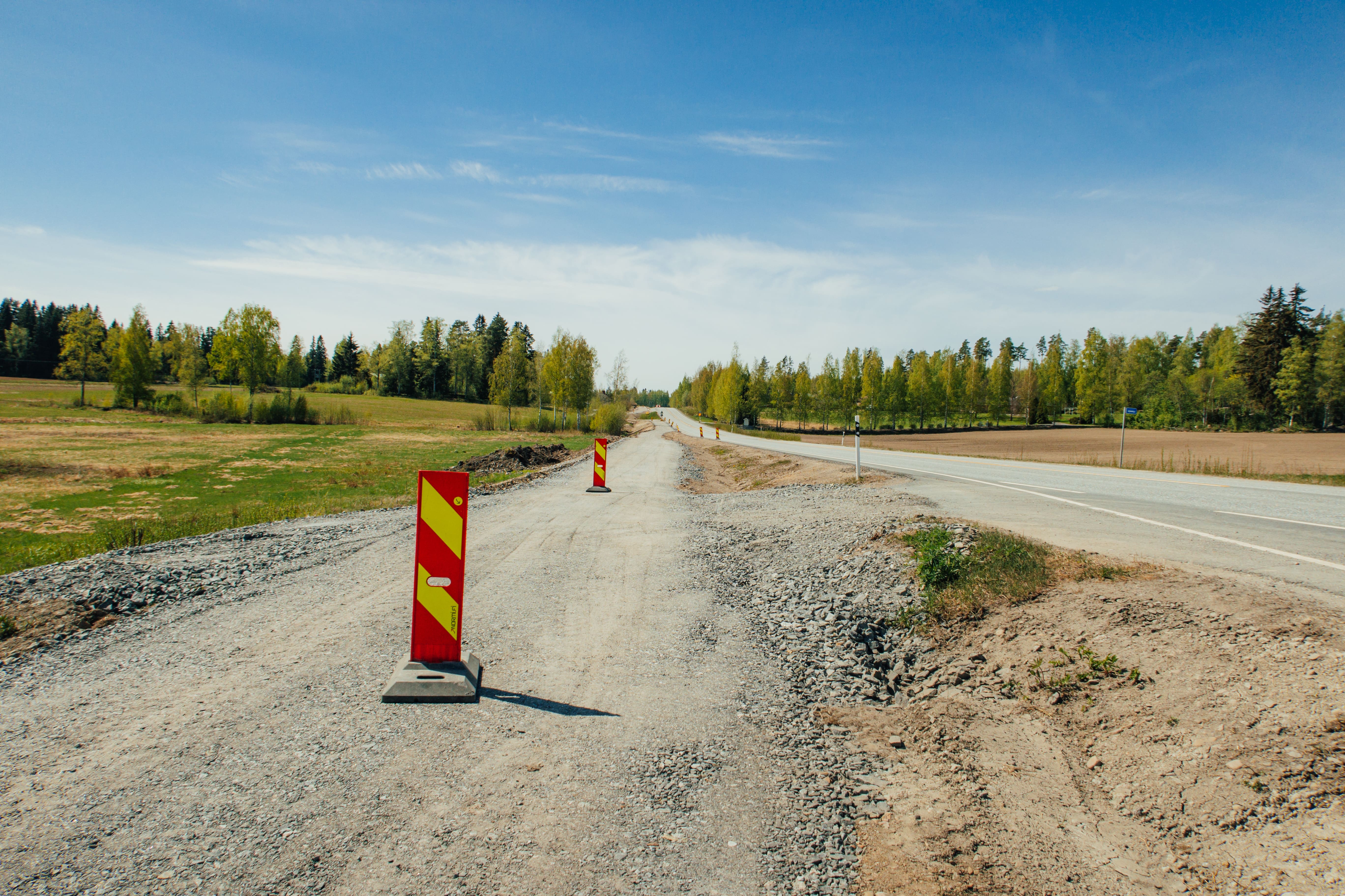 Jalankulku- ja pyöräilyväylän käynnissä oleva päällystystyö, jossa väylä on soralla.