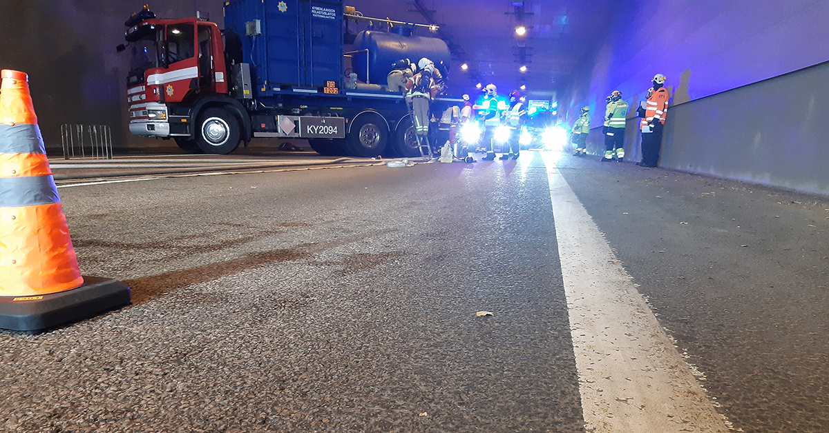 Kuva otettu maanpinnan tasolta tunnelin sisältä. Taustalla näkyy hälytysajoneuvoja ja ihmisiä. 