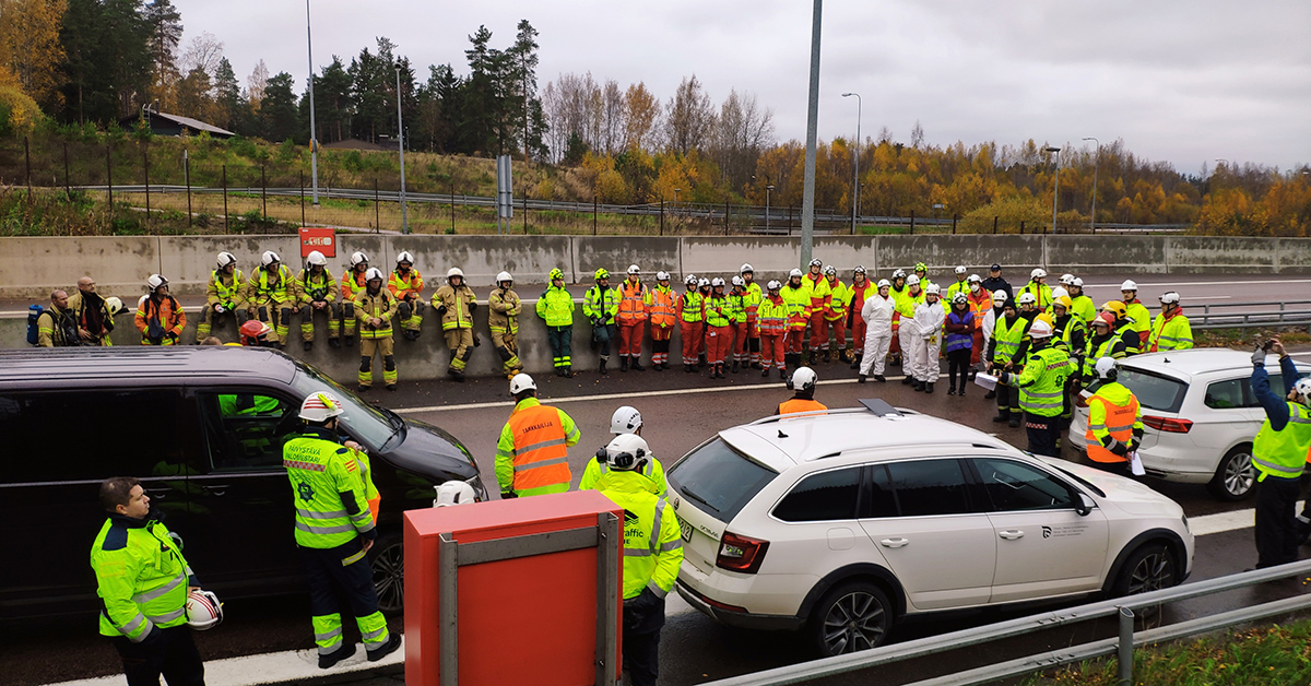 Harjoitukseen osallistuvat kuulemassa palautteita harjoituksen jälkeen.  