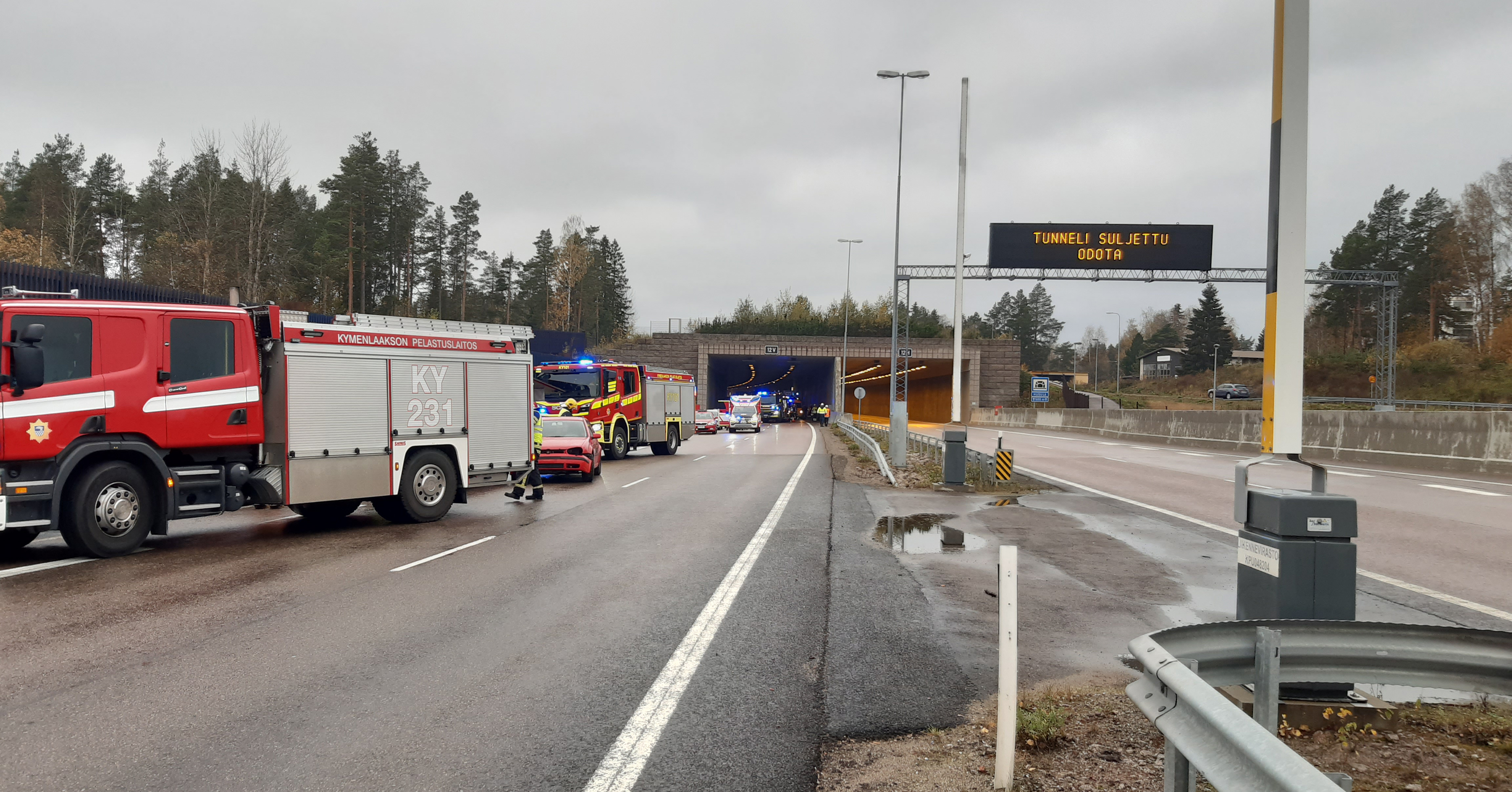 Molempien tunnelin suulla näkyy harjoituksessa olevaa pelastuskalustoa. 