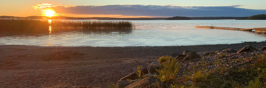 Auringonnousu uimarannalla, kuva Irma Puttonen