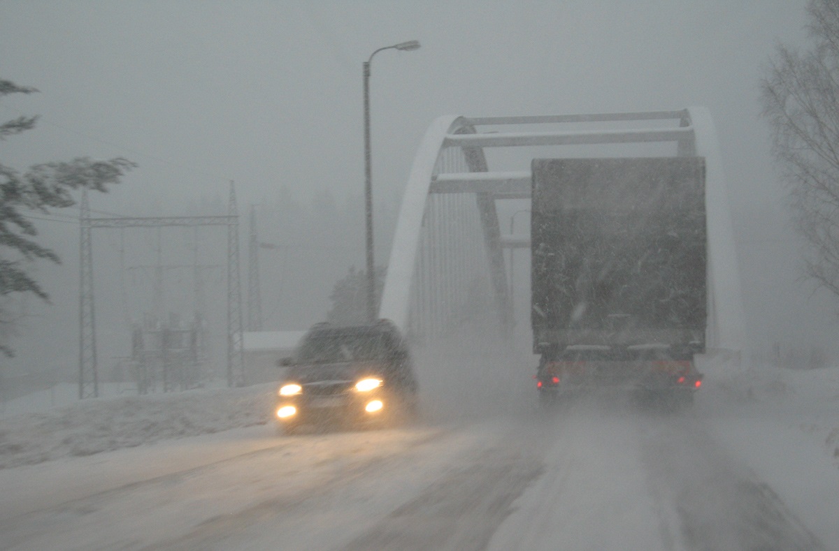 Huono ajokeli, lunta tuiskuttaa ja kaksi autoa kohtaa tiellä. 