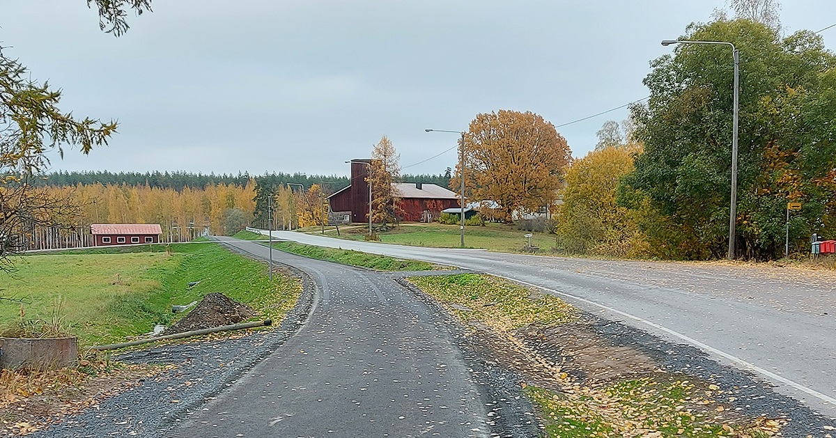 Kevyn liikenteen väylä maalaismaisemassa. 