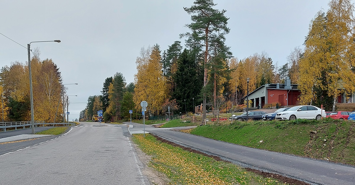Keskikorokkeellinen suojatie Kasukkalan koulun kohdalla.