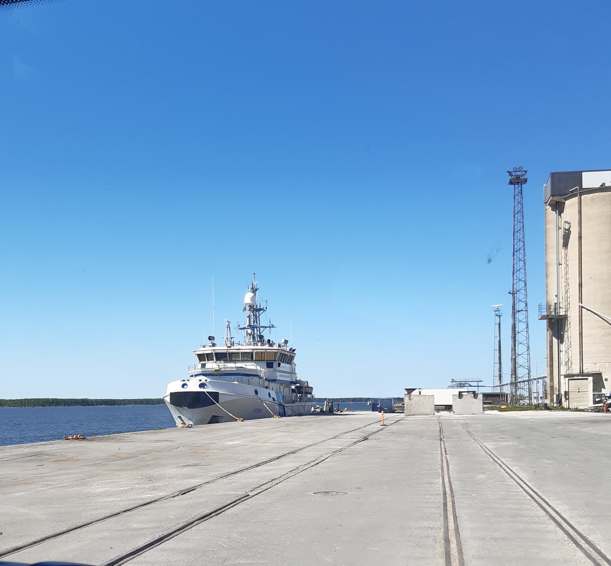 Kuvituskuva. Rajavartiolaitoksen vartiolaiva satamassa. 