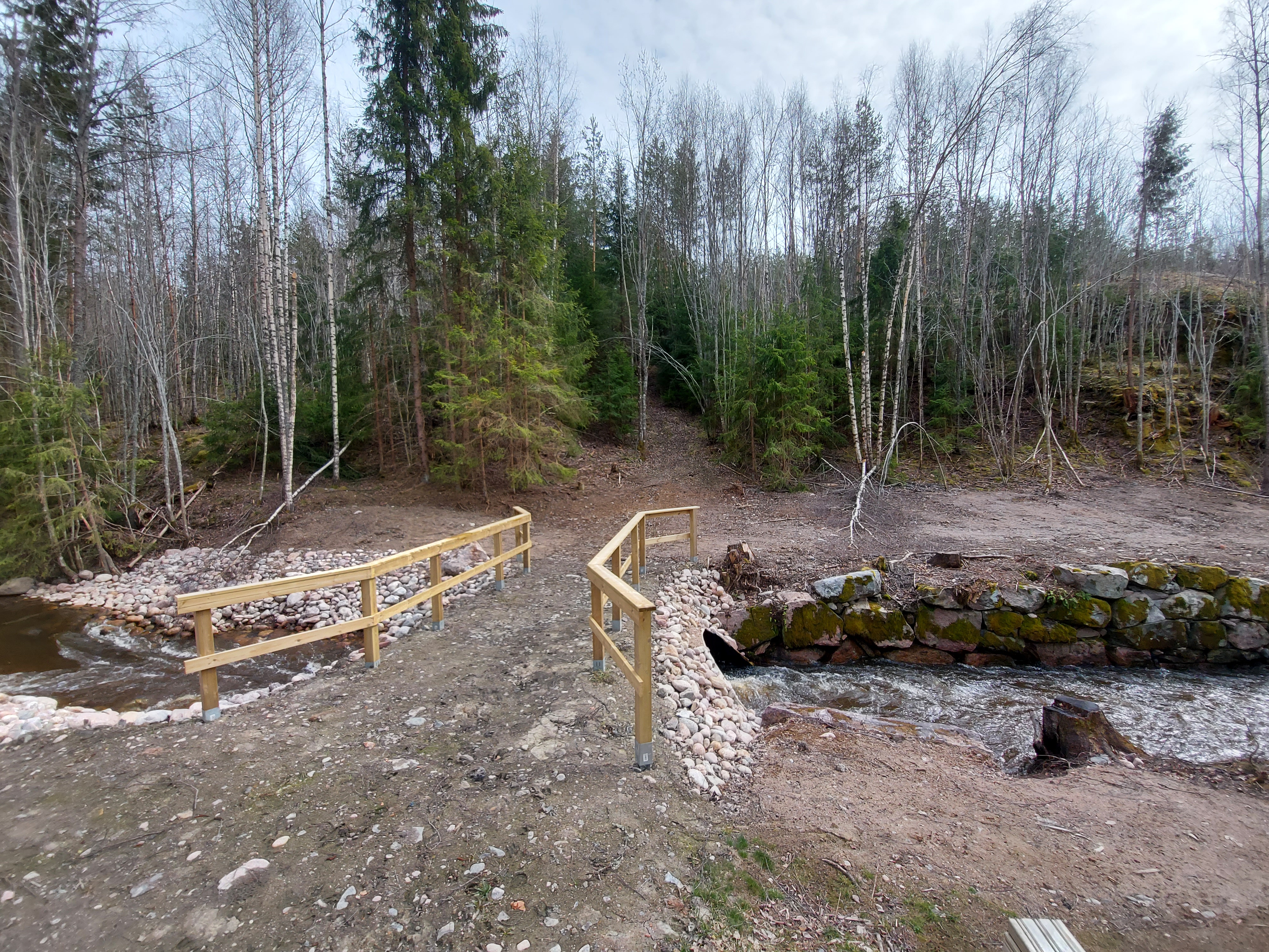 Kiskonjoki, jonka yli rakennettu puinen ylikulkusilta
