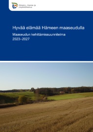 Hyvää elämää Hämeen maaseudulla -suunnitelman kansilehti, jossa on syksyinen peltomaisema.