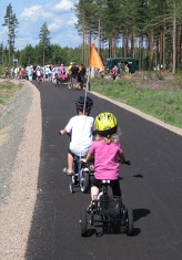 Lapsia pyöräilemässä kevyen liikenteen väylällä.