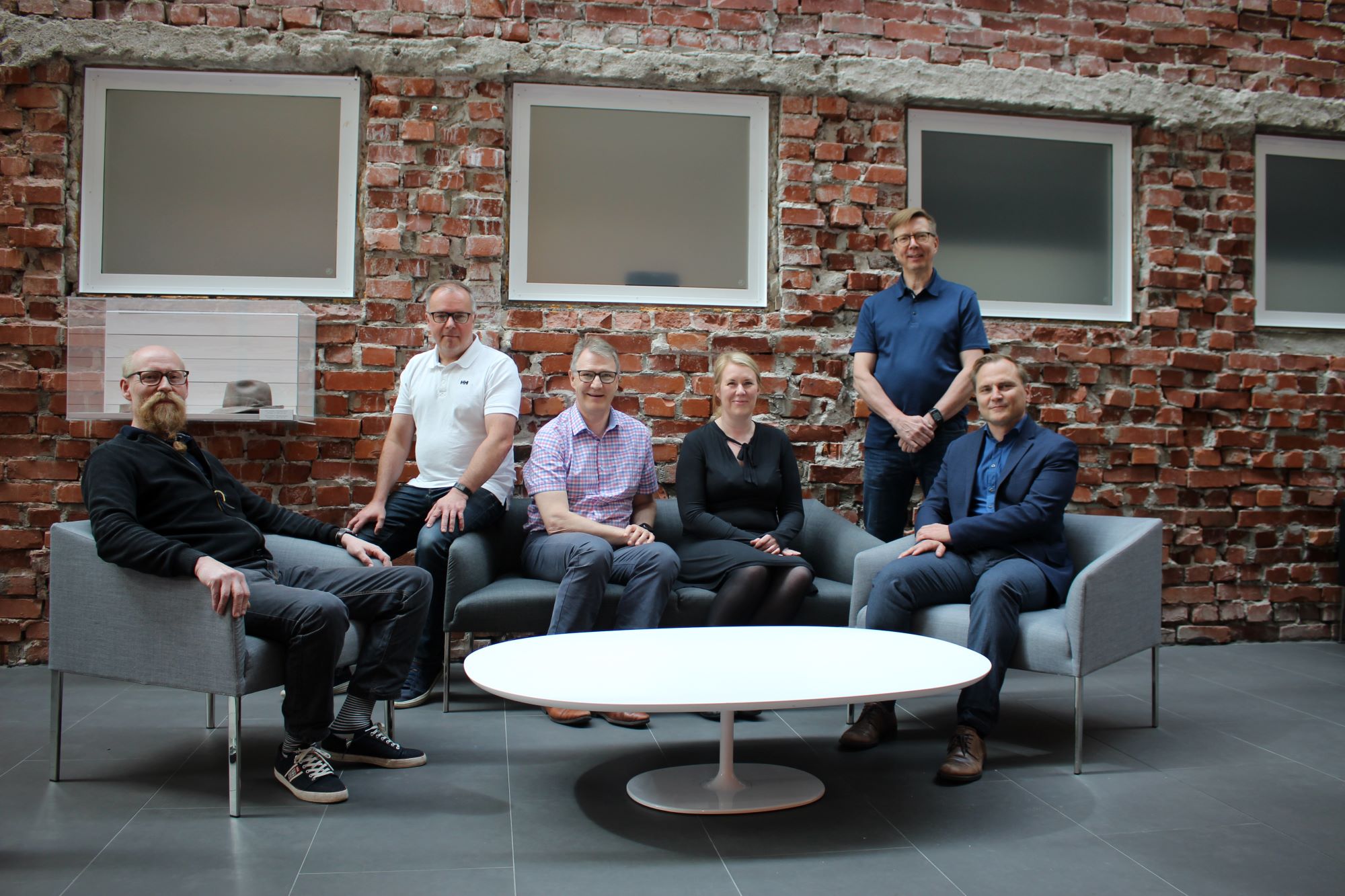 ELY-keskuksella yrittäjiä auttava Pekka Strerna, Markku Koponen, Pasi Patrikainen, Leena Koponen, Jari Vitikainen ja Jan Blomberg (vas.)