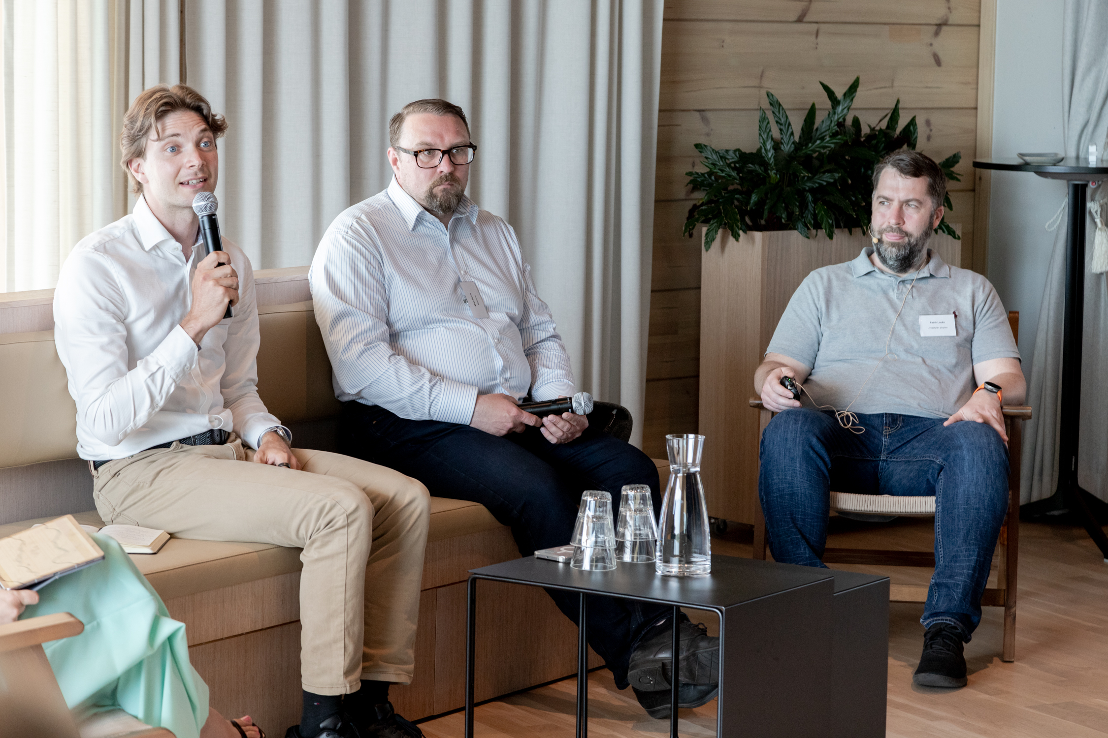 Henri Kuusla, Mika Konu ja Patrik Louko paneelikeskustelussa TKI-tapahtumassa.