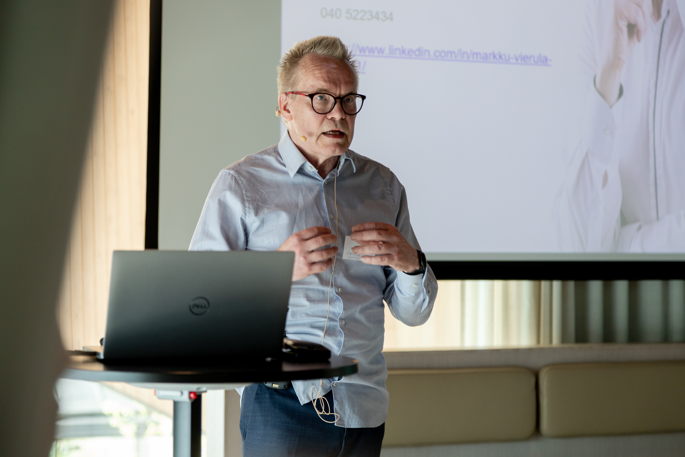Markku Vierula kertomassa kilpailuedusta TKI-tapahtumassa.
