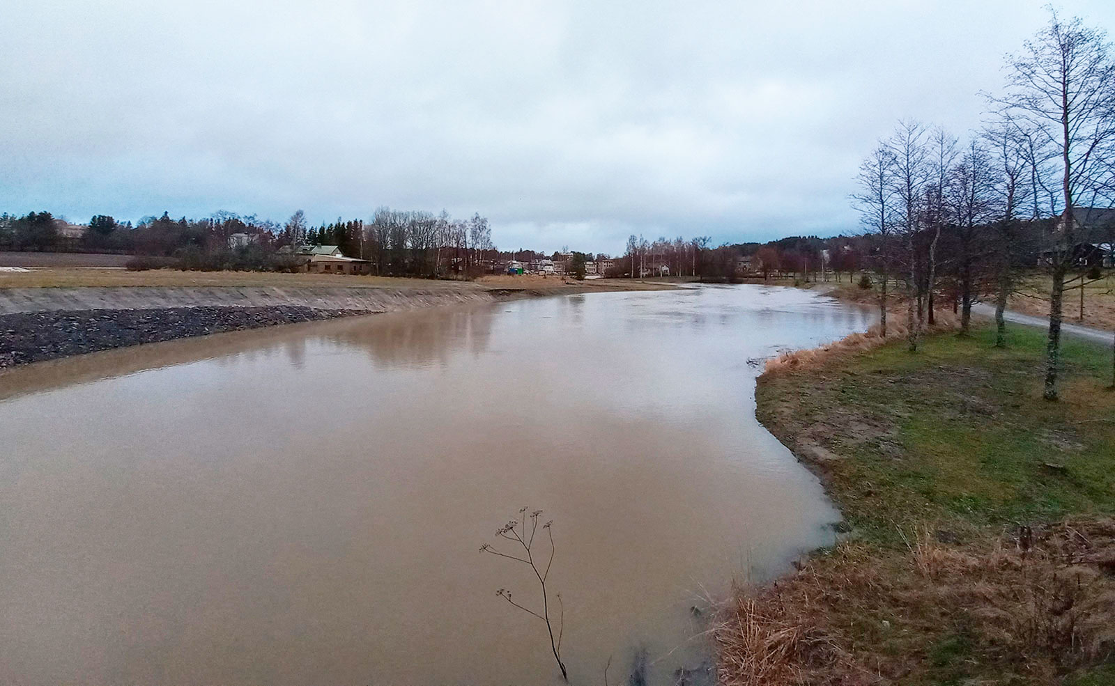 Perniön keskustan tulvatasanteet tulvaveden alla 16.1.2023.