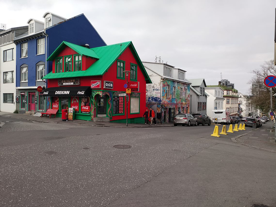 Katunäkymä Reykjavikista, värikäs lähikauppa. 