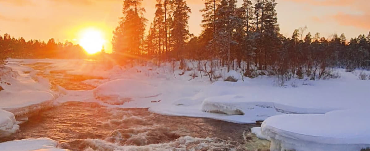 Jäinen koski talvipäivänä