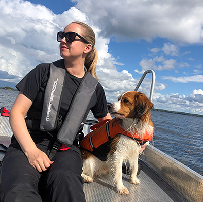 Saija Selin koiransa kanssa veneilemässä.