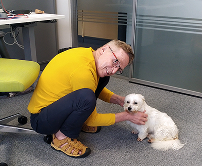 Jukka Kohonen ja Melina-koira.