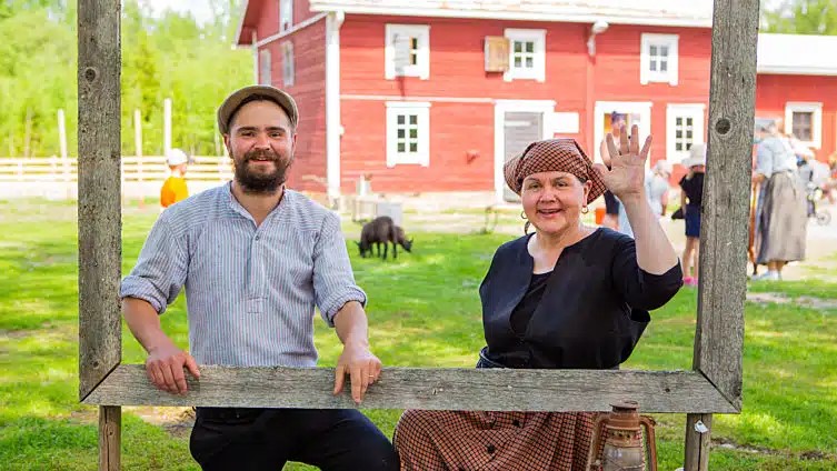 Frans ja Sirkka-Liisa Koivuniemi Koivuniemen Herran tiluksilla.