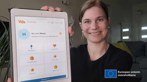Henna Sillanpää näyttää Vilo-alustaa tabletilta.