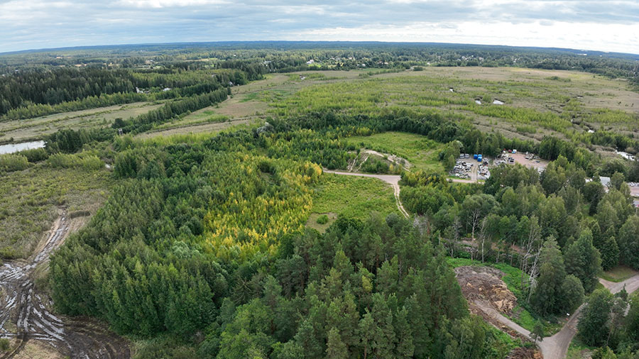 Ylhäältä päin dronella kuvattu laaja maisema Kirkkojärven alueesta kesällä.