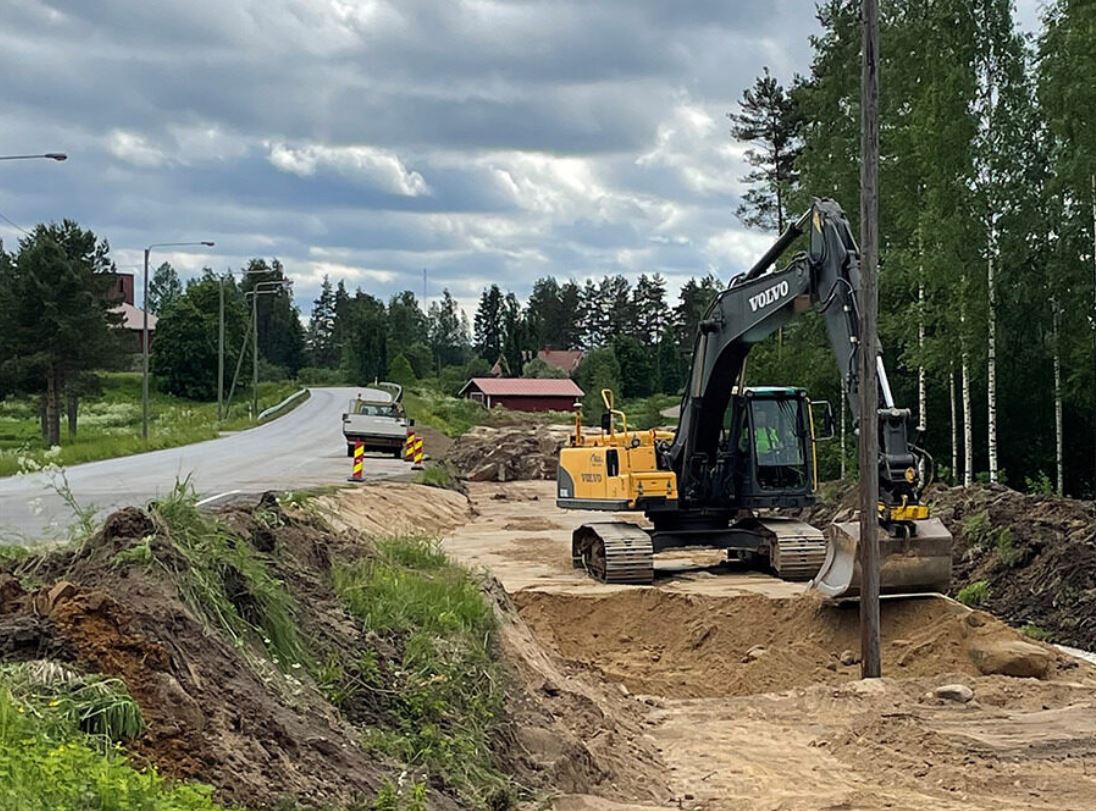 Kuvituskuva. Kaivuri tasoittaa hiekkapohjaa. 