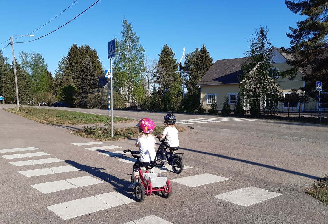 Kuvituskuva lapset pyöräilevät jalankulku- ja pyöräilyväylällä.