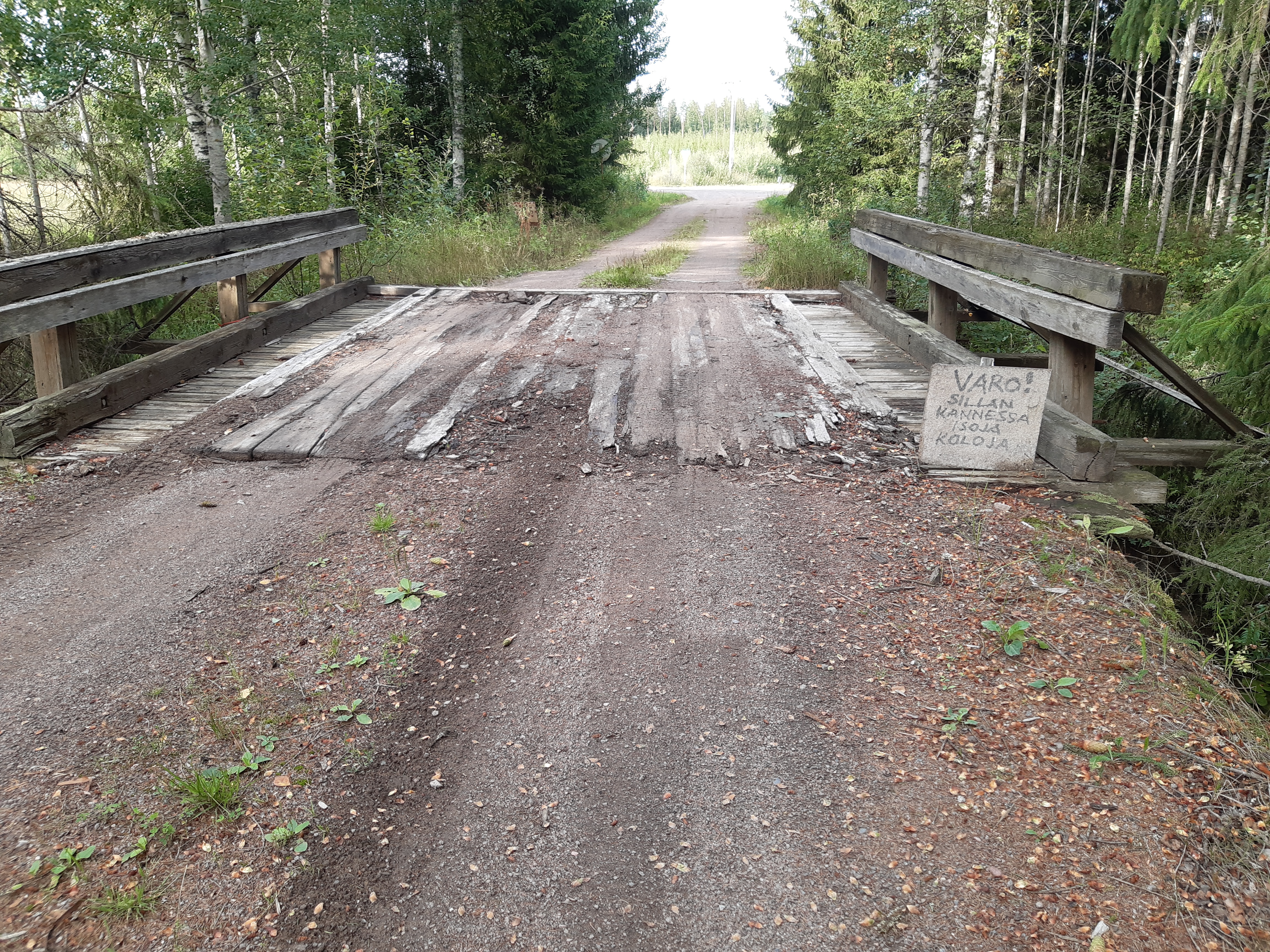 Kuvituskuva yksityistien sillalta.