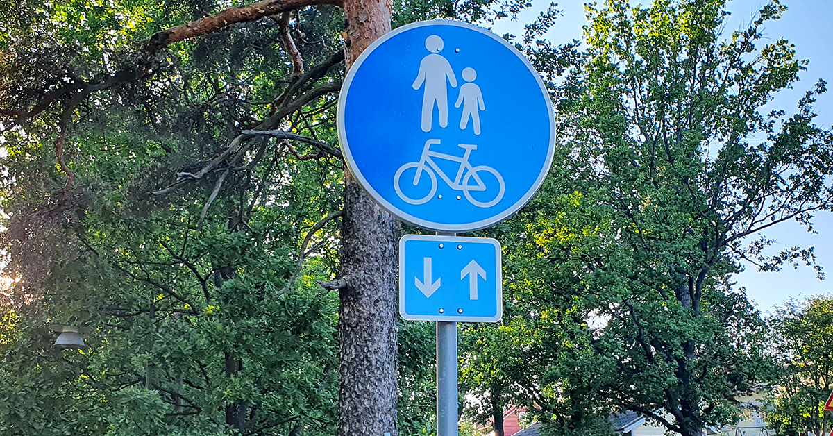 Kaksisuuntaisen yhdistetyn pyörätien ja jalkakäytävän liikennemerkki.
