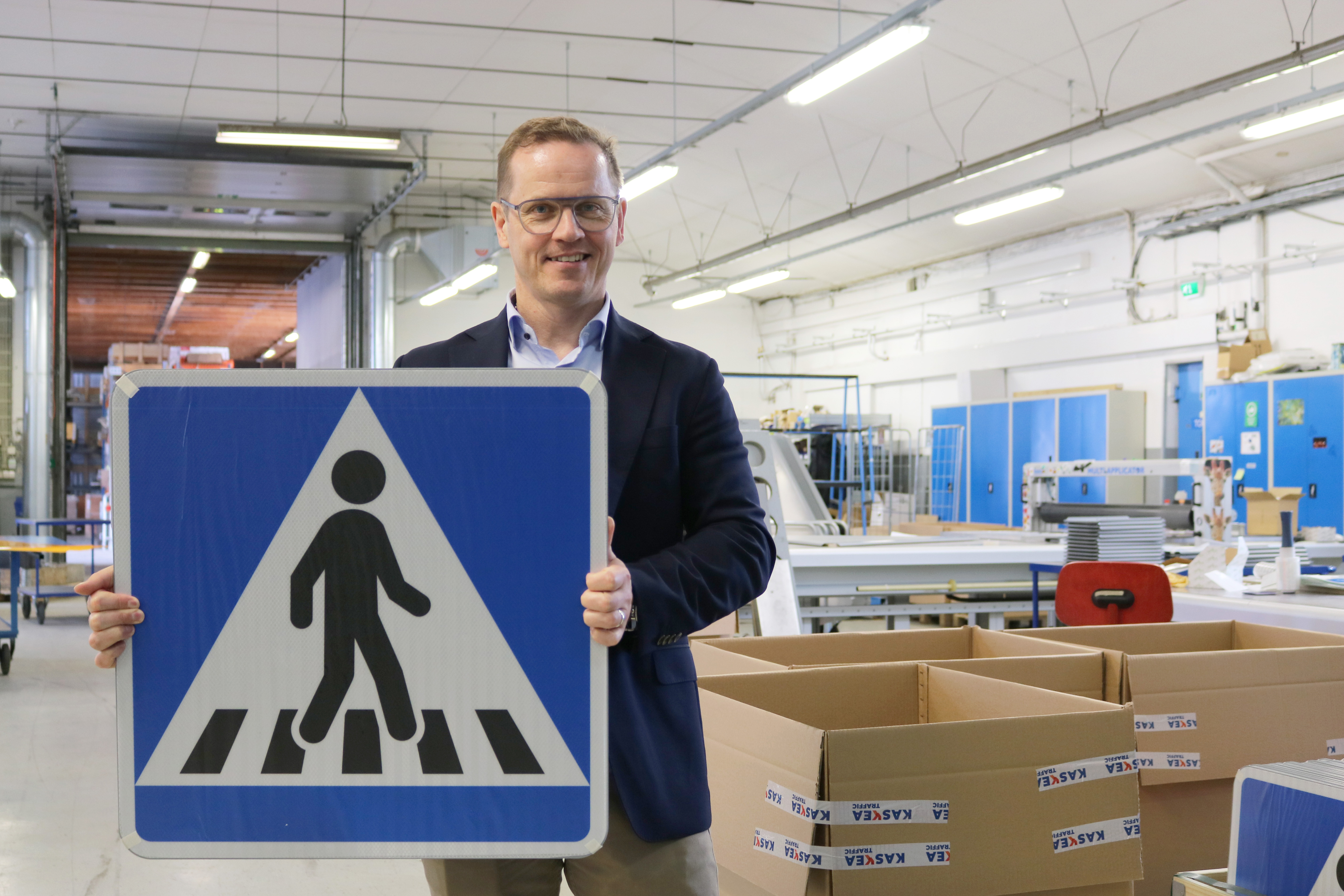 Kaskea Group Oy:n toimitusjohtaja Vesa Rautava pitelee kädessään 