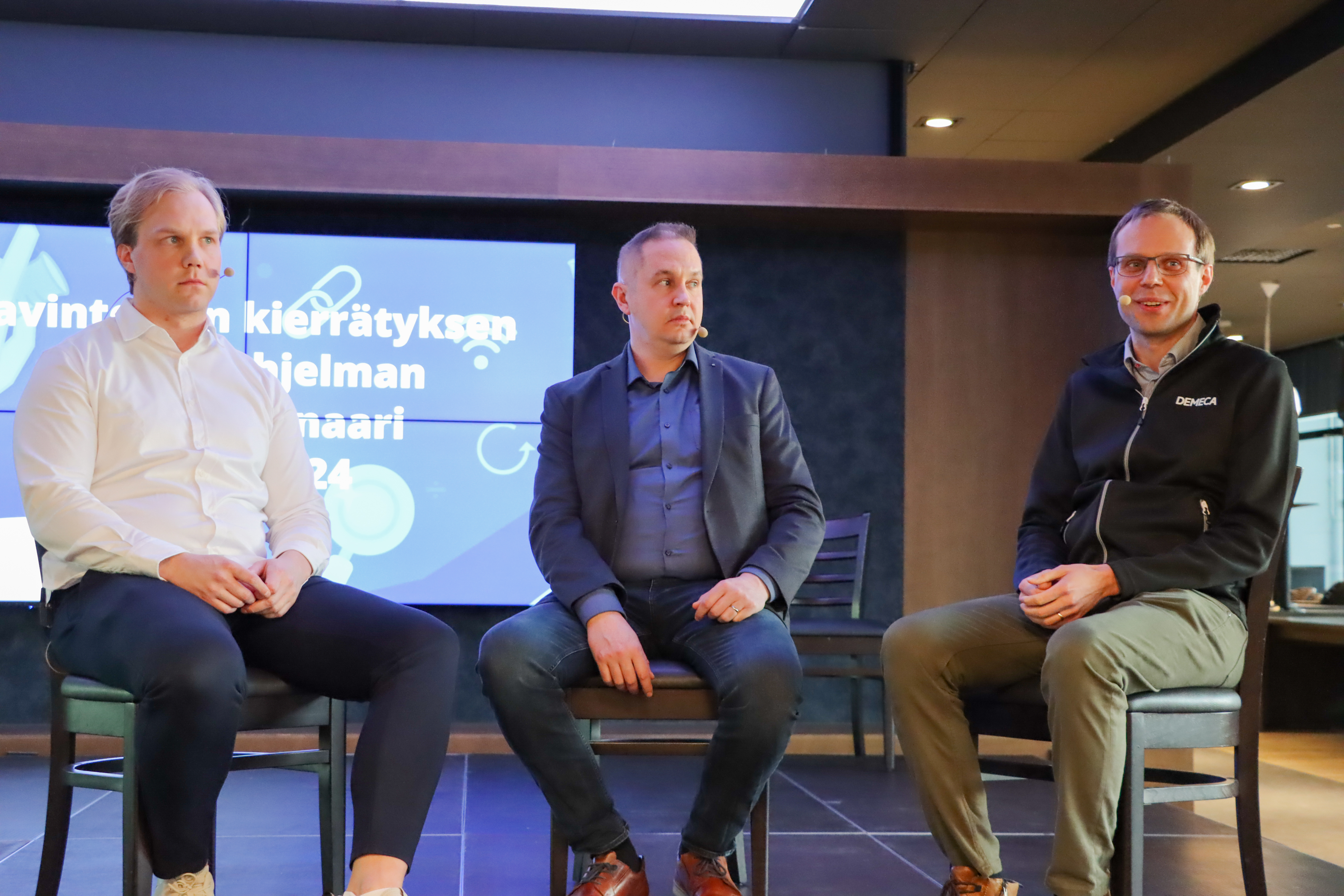 BER Oy:s VD Joonas Salonen, BioPallo Systems Oy:s VD Toni Luoma och Demecas processplanerare Eero Leppänen sitter på stolar.