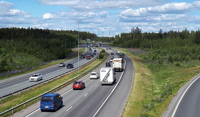 Autoja liikenteessä valtatiellä kesäaikaan.