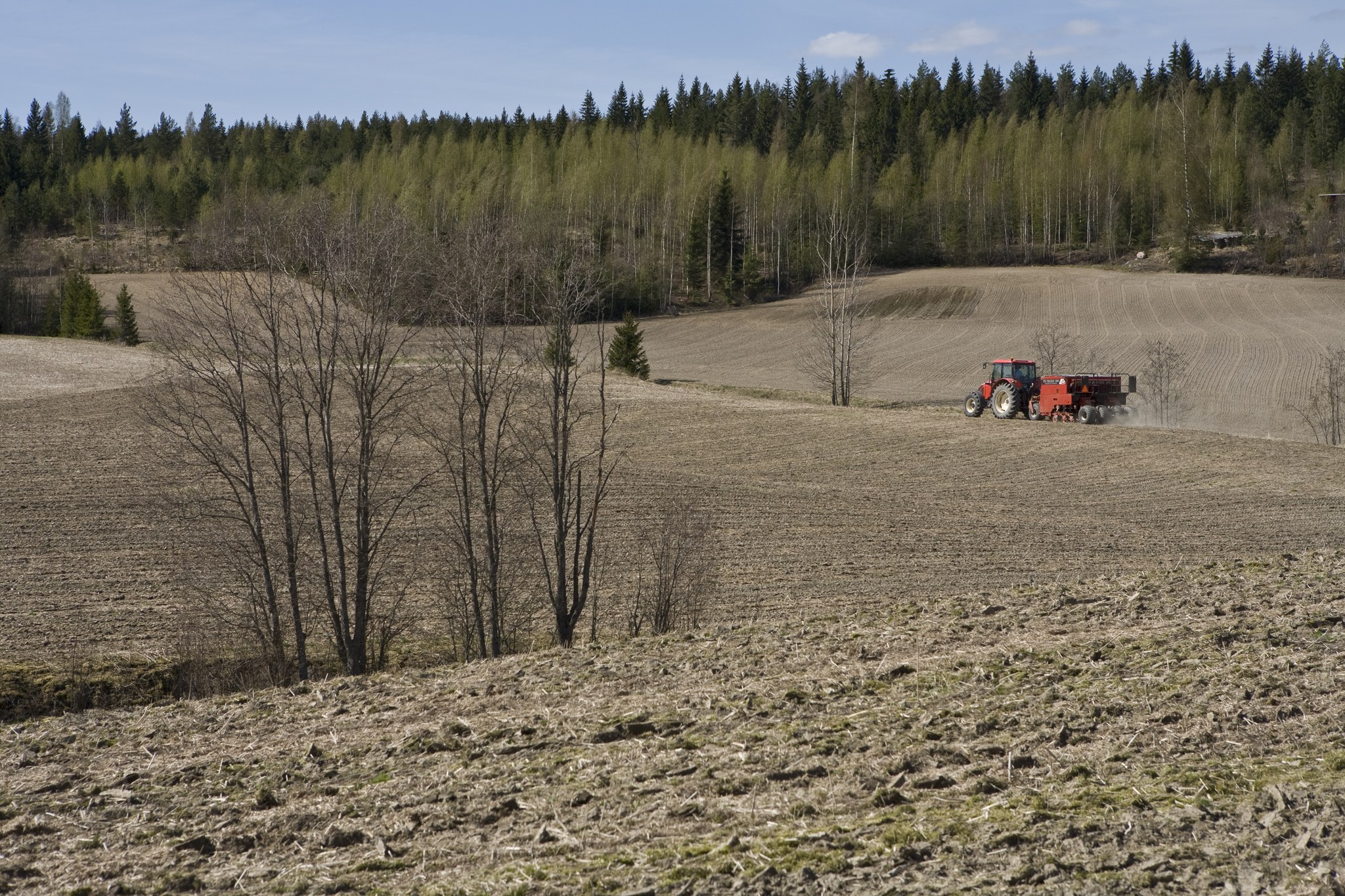 Traktori kylvämässä pellolla. Kuvaaja Yrjö Tuunanen, Maaseutuverkosto